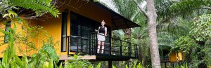 Vrouw die poseert voor de foto op de veranda van een eco-lodge in Khao Sok in Thailand