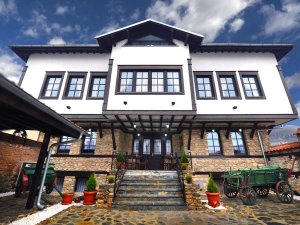 Traditioneel hotelgebouw met stenen gevel en houten details in Bitola in Noord-Macedonië