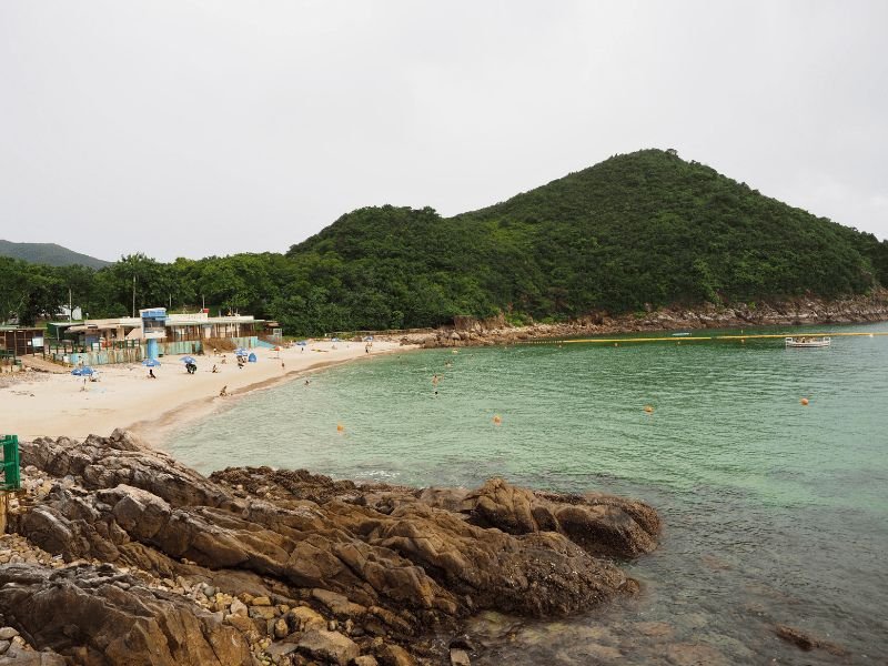 Strand met berg op de achtergrond in Hong Kong