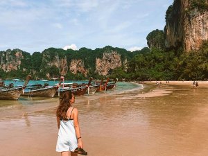 Krabi strand waar een vrouw loopt