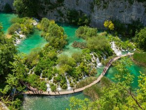 Turquoise meren en talloze watervallen tussen weelderig groen met een druk houten wandelpad in Kroatië