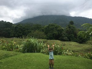 Kind in de jungle van Costa Rica