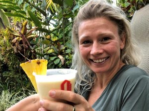 Puerto Viejo vrouw met cocktail
