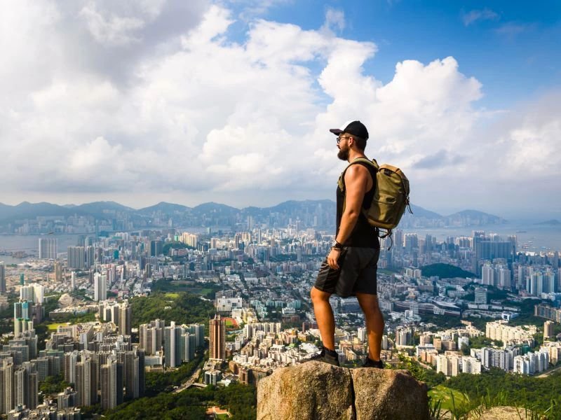 man kijkt uit over Hong Kong vanaf een uitzichtpunt