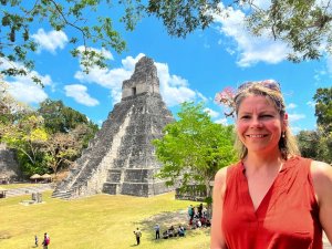 Reiziger bij de Maya tempel Tikal