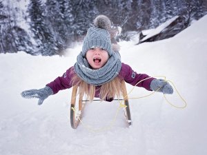 Kind op slee in Lapland