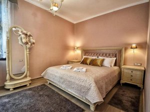 Sfeervolle slaapkamer in een wijnhuis in de Vardarvallei in Noord-Macedonië met tweepersoonsbed en klassieke inrichting