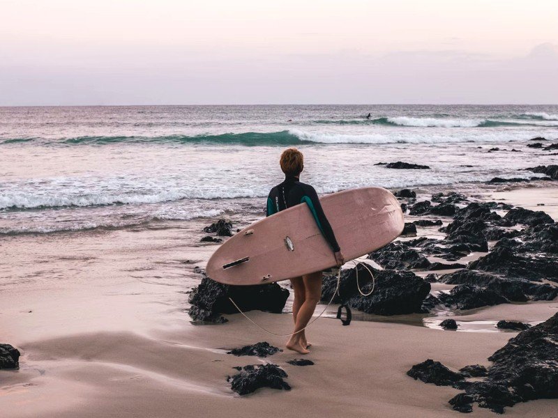 Surfer staat op het punt om te gaan surfen in Byron Bay