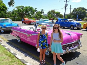 oldtimers-in-cuba-met-kinderen