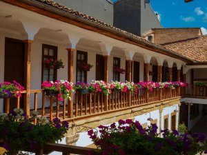 Historisch hotel in Korçë in Albanië met houten balkon en kleurrijke bloemen langs de galerij