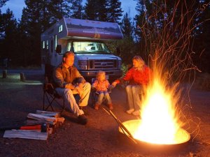 Kampvuur bij de camper in Canada