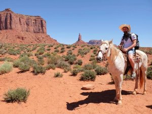 MonumentValley-reiziger-paardrijden