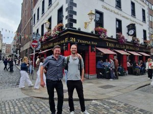 Twee mannen bij Temple bar Dublin