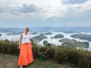Reiziger met uitzicht op Lake Bunyonyi