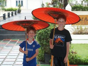 Kinderen op reis in Myanmar