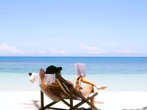 boek lezen tijdens je reis op het strand