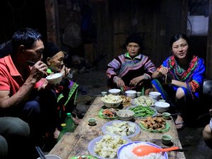 Vietnam Pan Hou homestay sharing meal