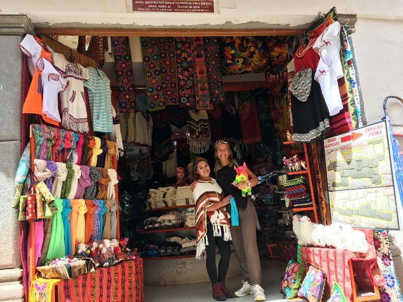 vrouw in winkel met winkelverkoopster