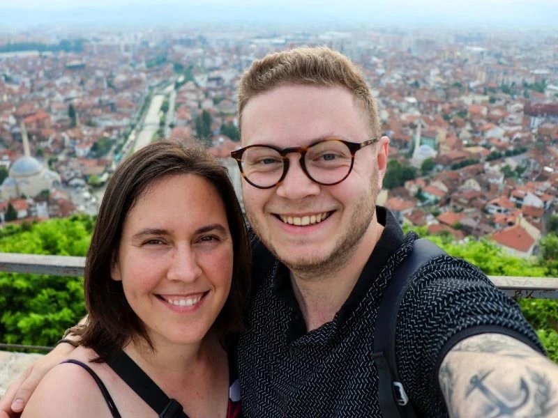 Koppel met uitzicht over de stad Prizren