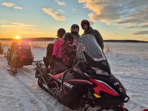 Lapland met kinderen op sneeuwscooter