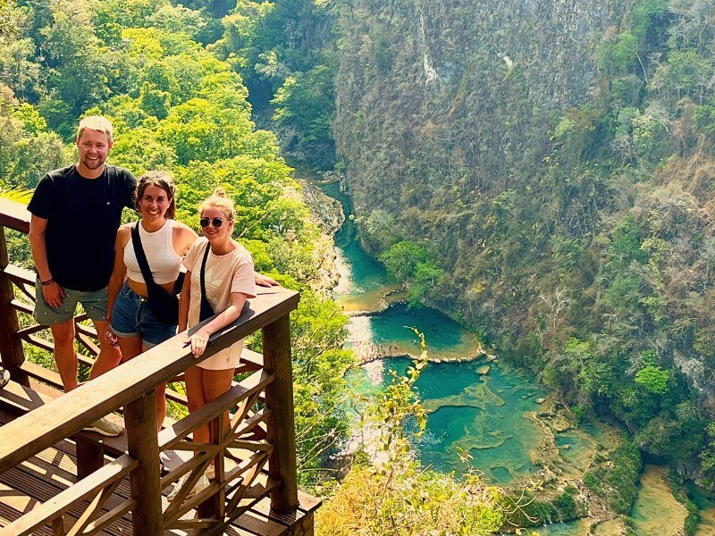 Reizigers bij Semuc Champey