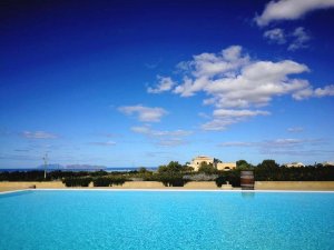 zwembad bij accommodatie in Marsala op Sicilië