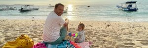 Vader en kind op strand van Indonesië