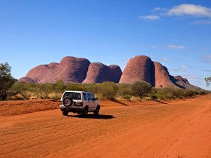 auto in de outback langs de Olga's
