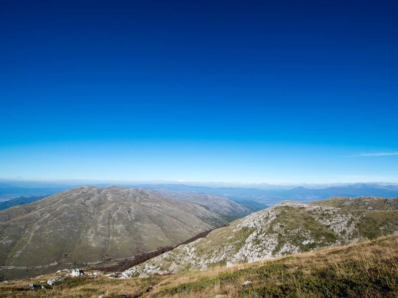 Panoramisch uitzicht in Albanië op bergen onder een heldere blauwe lucht