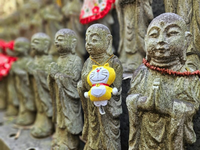 Kleine beeldjes bij een heiligdom in Japan