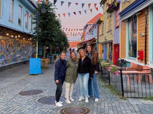Noorwegen stadje stavanger vlaggetjes reizigers