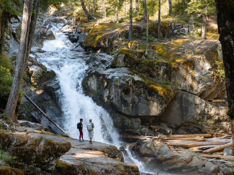 Reizigers bij de Silver Falls in Mount Rainier