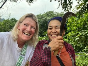 Reiziger en Vietnamese vrouw lachen samen