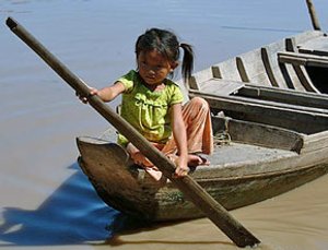 cambodja laos meisje op roeiboot