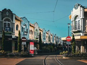 Straat met kleurrijke sierlijke gebouwen en tramrails onder een heldere blauwe lucht in de stad