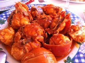 Bord met gekookte kreeft in een rijke rode saus in Cuba
