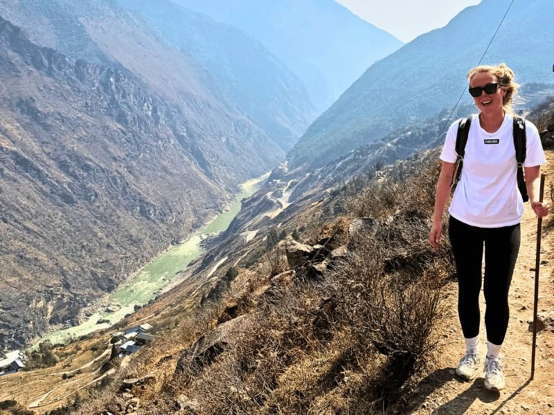 Reizigers trekken door de Tiger Leaping Gorge