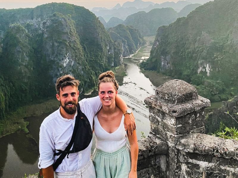 Reizigers bovenop mua cave - Ninh Binh