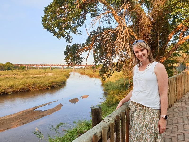 Vrouw staat bij een rivier in Kruger Zuid-Afrika