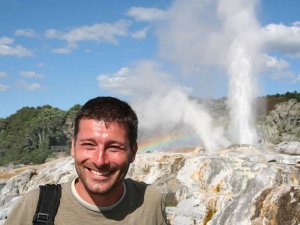Reiziger bij geiser bij Rotorua
