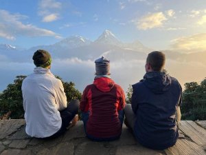 Reizigers met uitzicht over de Himalaya