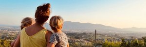 moeder met 2 kinderen die utikijken over Pisa in Italie