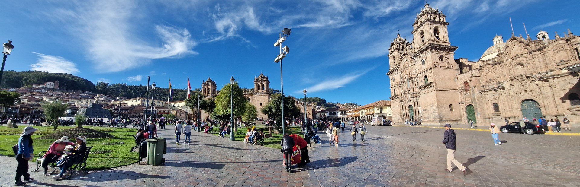 mensen op een plein in Cusco