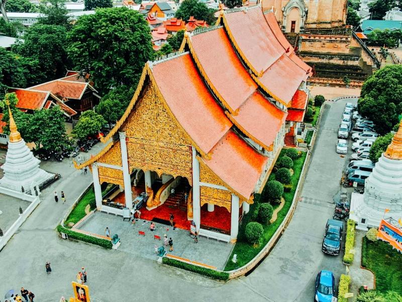 Luchtfoto van een grote tempel met oranje dak en gouden details in Chiang Mai.