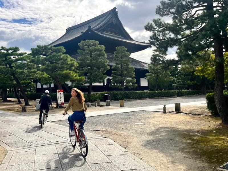 Vrouw op de fiets in Kyoto