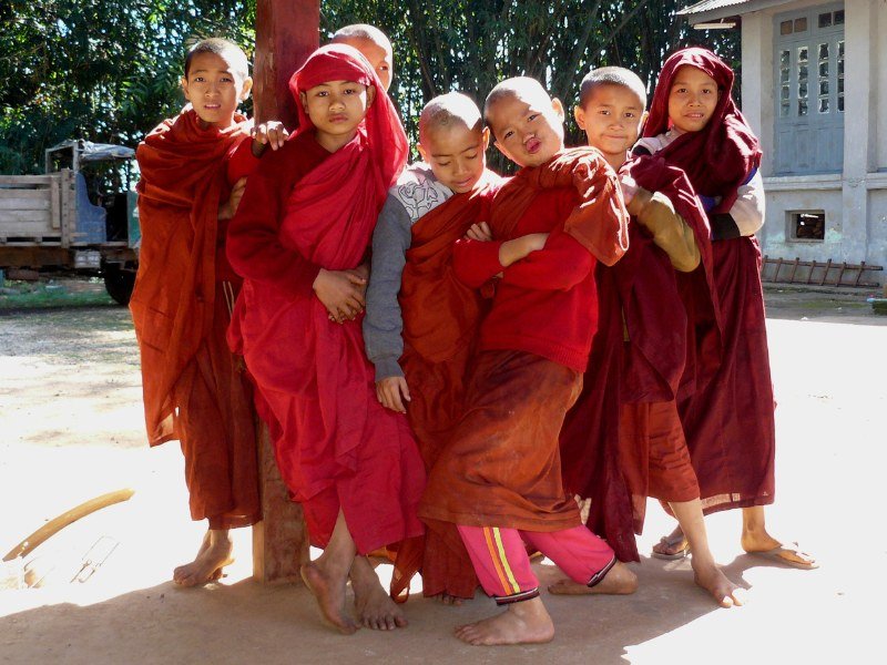 Lokale kinderen in Myanmar - monniken