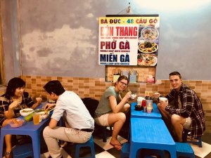 Reizigers eten tussen de locals.
