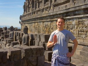 Reiziger die poseert zoals een Buddha bij de Borobudur in Yogyakarta op Java