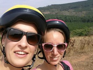Twee lachende vrouwen met helmen en zonnebrillen in de buitenlucht in Zuid-Afrika