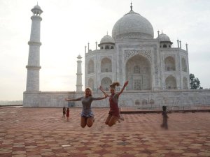 Sprong voor de Taj Mahal in India